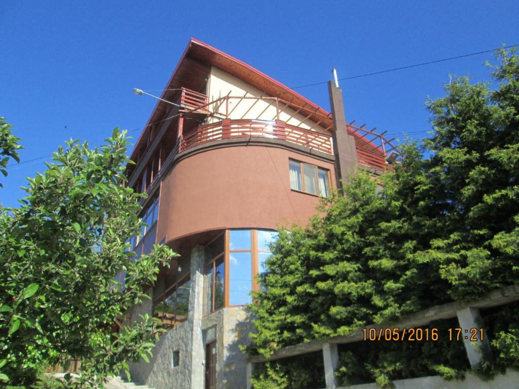 een gebouw met een balkon erboven bij Casa Moroeni in Moroeni