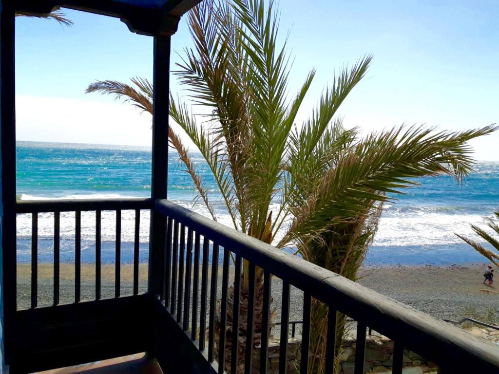 Playa del AguilaにあるA Dream On The Beach Sun Clubのビーチと海の景色を望むバルコニー