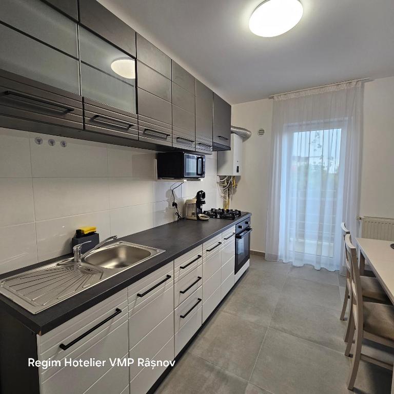 Kuchyň nebo kuchyňský kout v ubytování Apartament Rasnov VMP Free parking