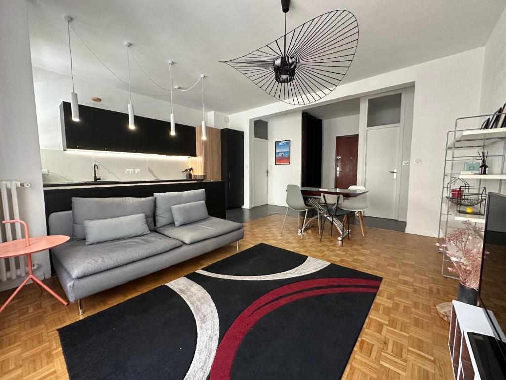 un salon avec un canapé et un tapis dans l'établissement T2 53m2 quartier libération proche arrêt de Tram, à Nice