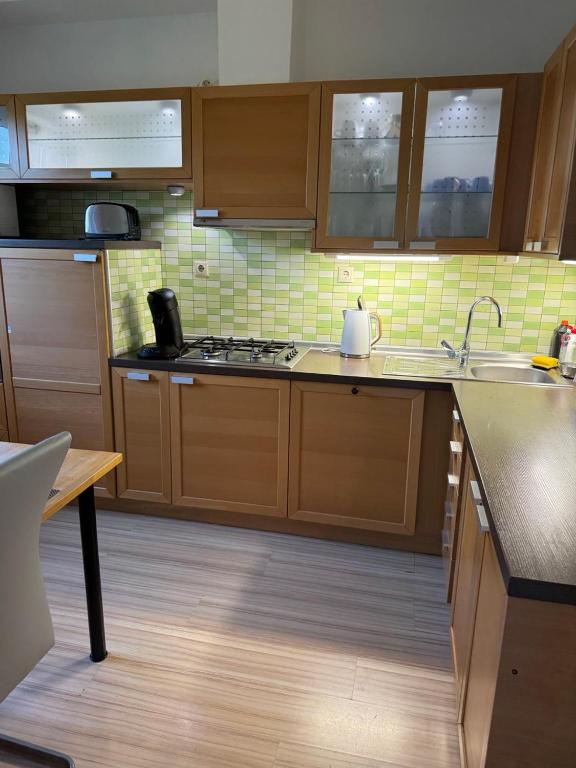 Kuchyňa alebo kuchynka v ubytovaní Pension Nest - Family Apartman