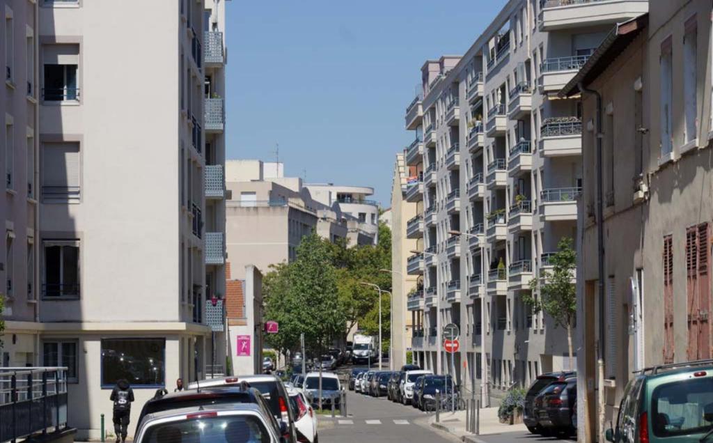 une rue de la ville avec des voitures garées dans la rue dans l'établissement Villa B, à Lyon