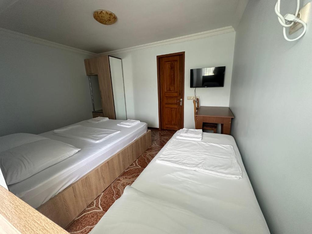 Postel nebo postele na pokoji v ubytování Linda Guest house