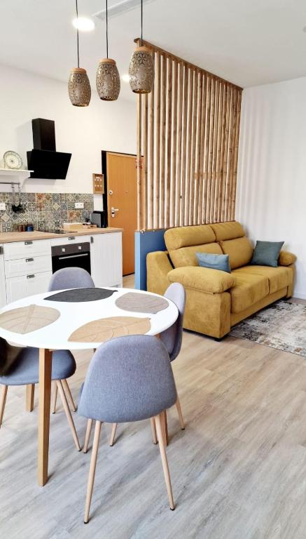 a living room with a table and chairs and a couch at O Encanto no Centro de Coimbra in Coimbra