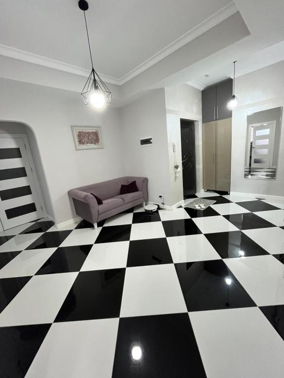 Una sala de estar con suelo a cuadros en blanco y negro. en Central Luxe 2BR, en Chişinău