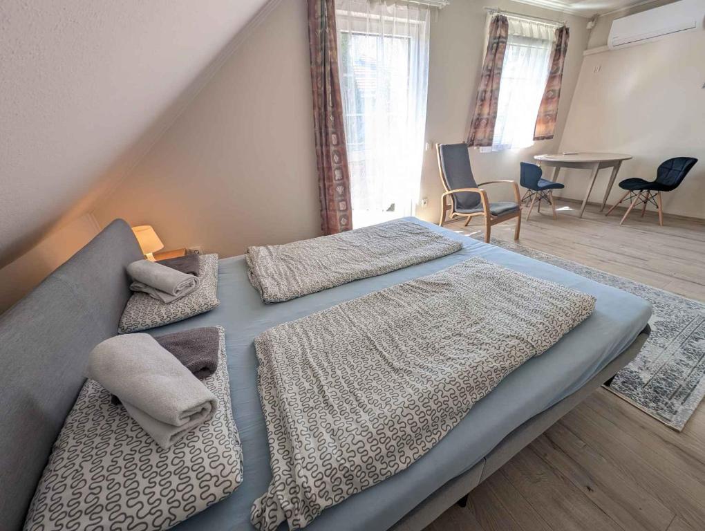 Posteľ alebo postele v izbe v ubytovaní Holiday home in Siofok - Balaton 35459