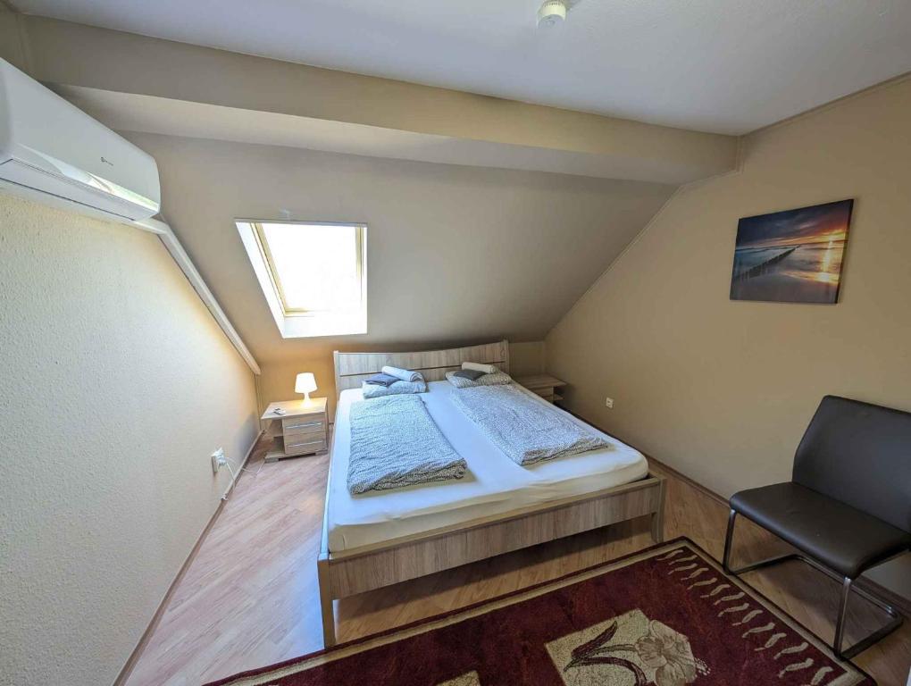 Posteľ alebo postele v izbe v ubytovaní Holiday home in Siofok - Balaton 35459