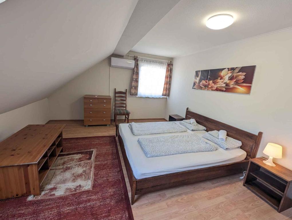 Posteľ alebo postele v izbe v ubytovaní Holiday home in Siofok - Balaton 35459