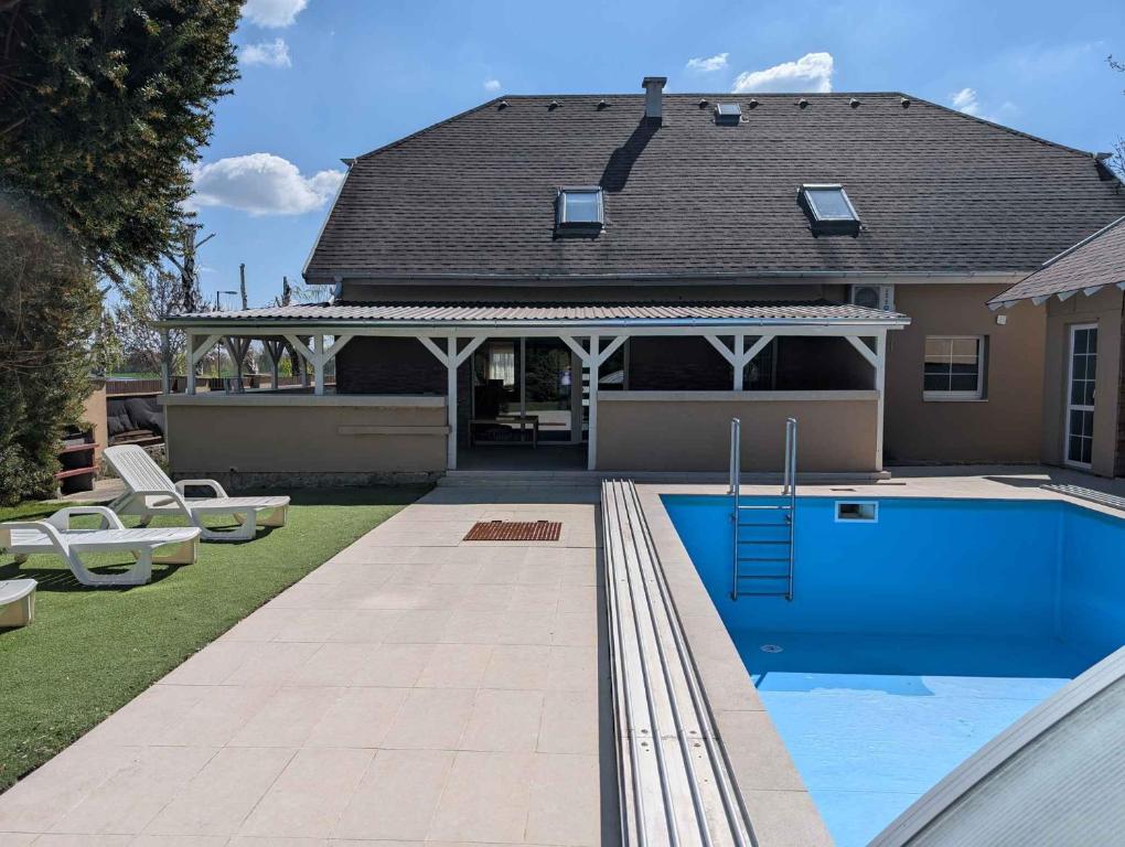 Bazén v ubytovaní Holiday home in Siofok/Balaton 35459 alebo v jeho blízkosti