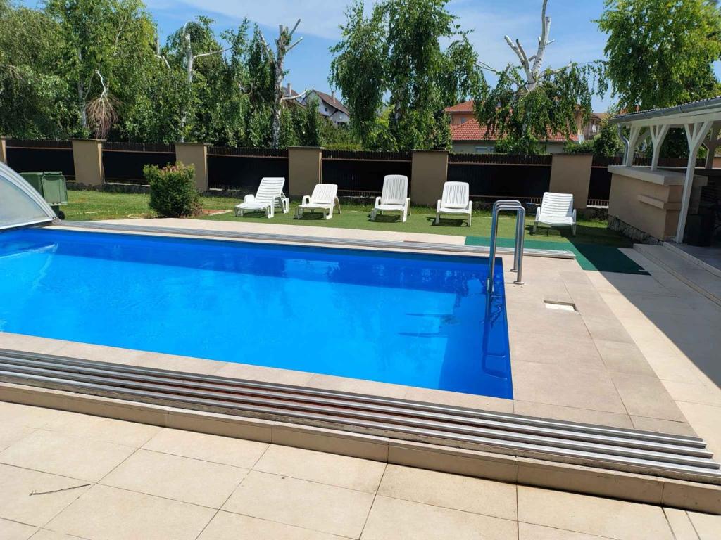 Bazén v ubytovaní Holiday home in Siofok/Balaton 35459 alebo v jeho blízkosti