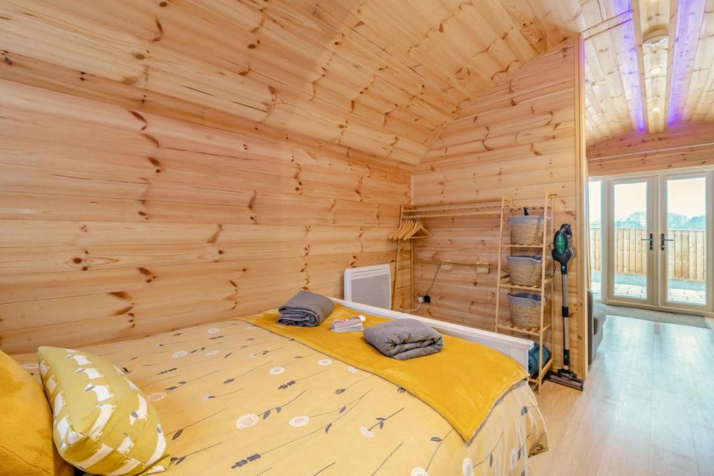 Postel nebo postele na pokoji v ubytování My Happy Hounds Glamping