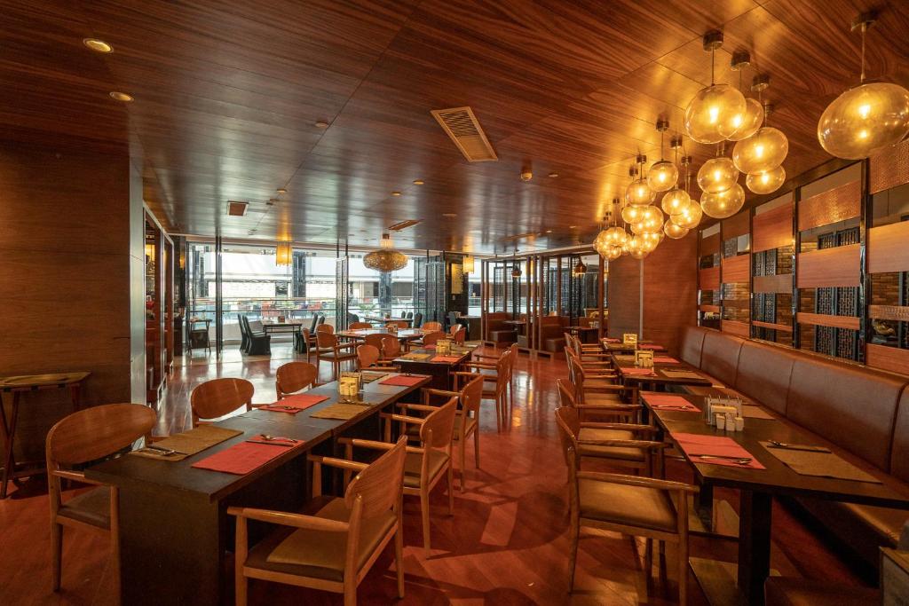 Restaurace v ubytování Hilton Foshan - Close to Lecong International Furniture Mall