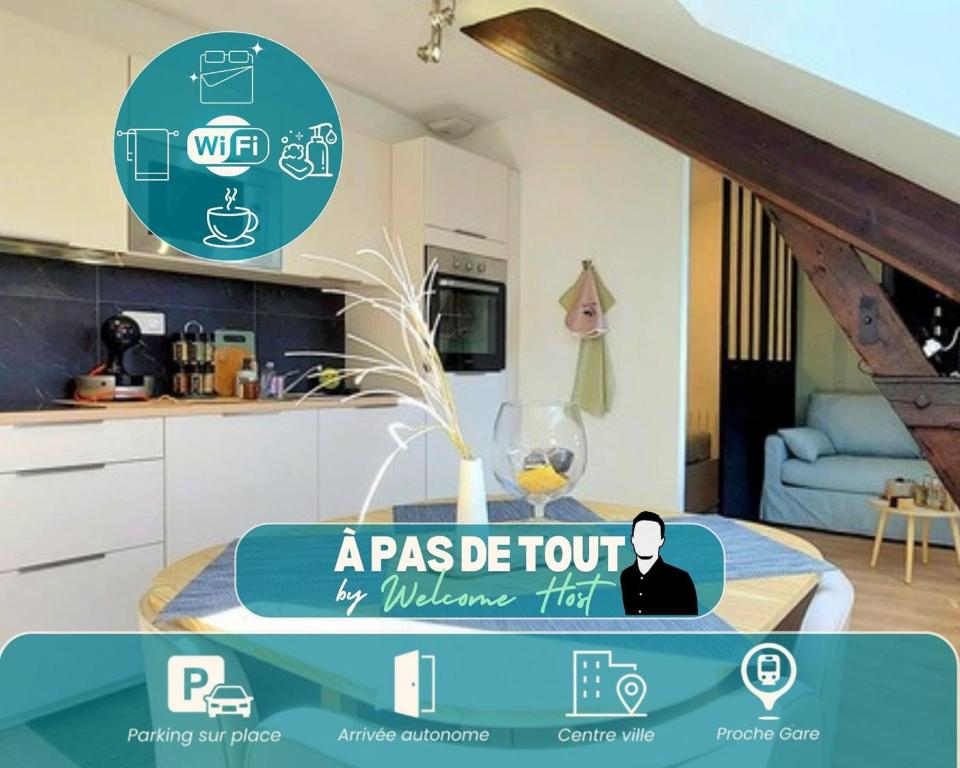 - une cuisine avec une table et un verre de vin dans l'établissement À Pas de Tout, à Vannes