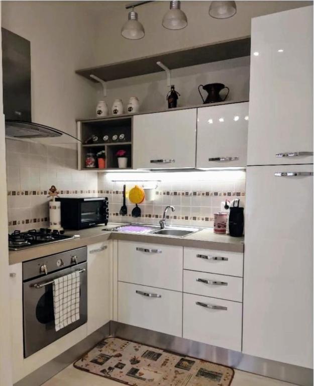 A kitchen or kitchenette at LA CASA DEI NONNI