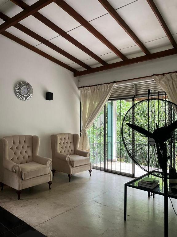 Posezení v ubytování Spacious rooms, Serene location with easy access to Kandy city