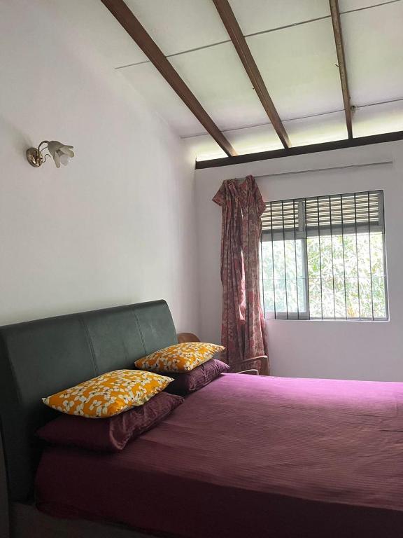 Postel nebo postele na pokoji v ubytování Spacious rooms, Serene location with easy access to Kandy city