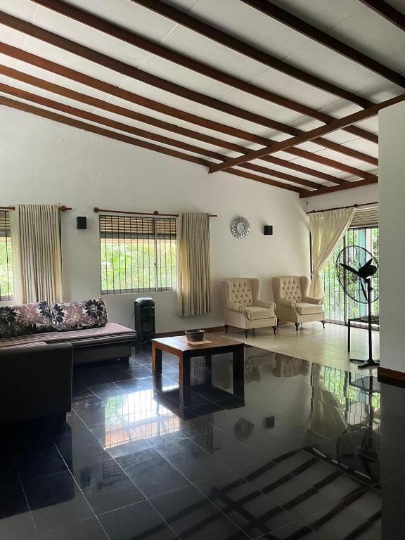 Posezení v ubytování Spacious rooms, Serene location with easy access to Kandy city