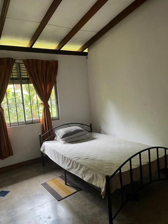 Postel nebo postele na pokoji v ubytování Spacious rooms, Serene location with easy access to Kandy city