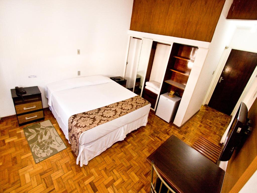 um quarto de hotel com uma cama e uma secretária em Turrance White Hotel em Campinas