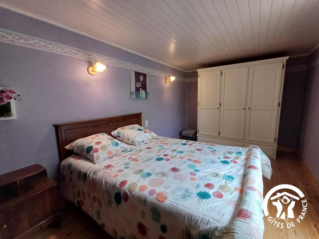 - une chambre avec un lit et une armoire blanche dans l'établissement test, à Rodez