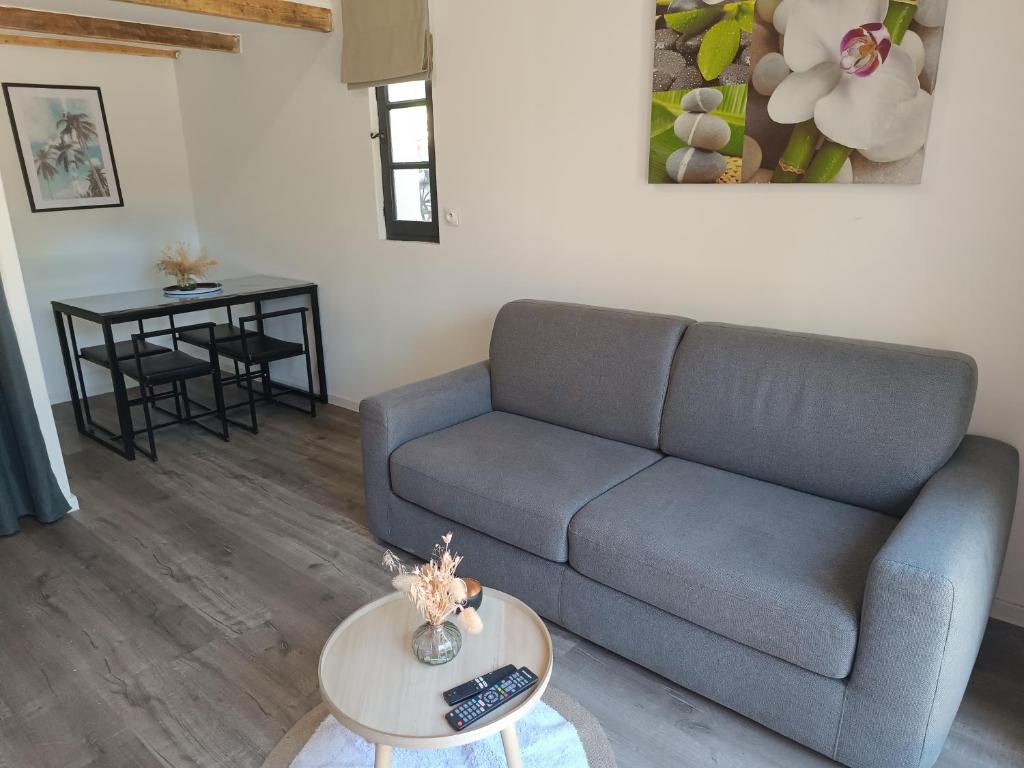 Posezení v ubytování Studio indépendant au coeur du var