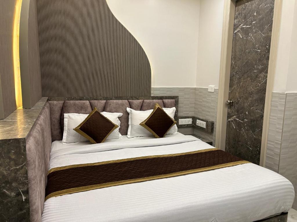 Postel nebo postele na pokoji v ubytování Hotel Shree Guru By VR Hotels