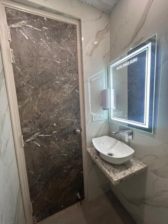 Koupelna v ubytování Hotel Shree Guru By VR Hotels