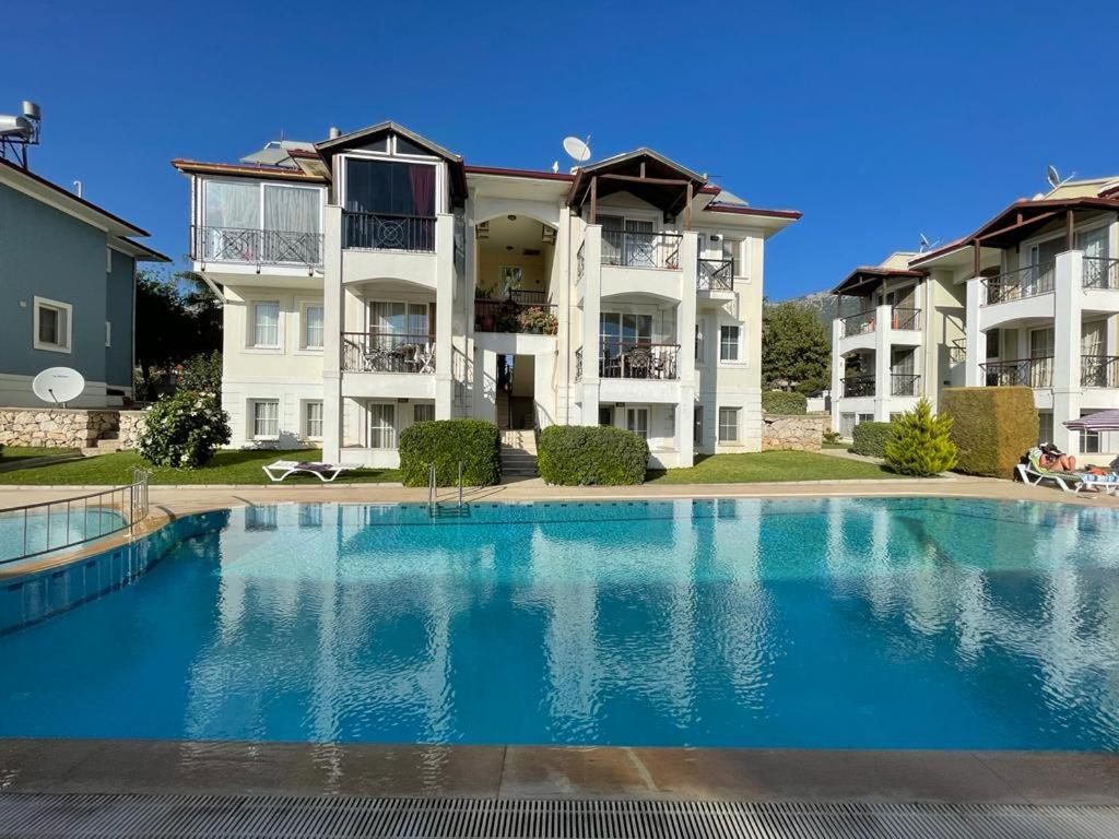 una gran piscina frente a un edificio en Symbola Apartment 2 bedrooms in Hisaronu, en Fethiye