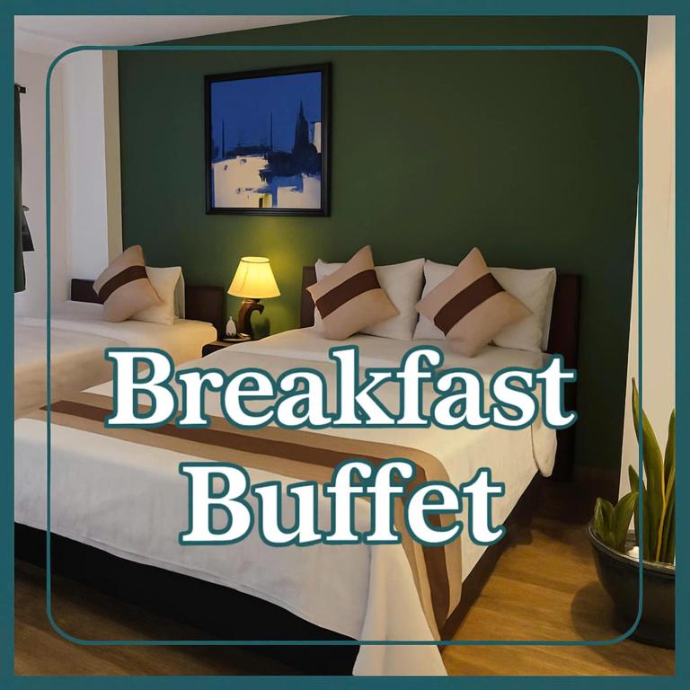 Un dormitorio con una cama con las palabras desayuno buffet en The 1- Tony saigon Hotel, en Ho Chi Minh