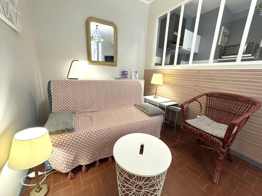 un salon avec un canapé et une chaise dans l'établissement ApartHotel Riviera - VINCENT 1 - Vieille Ville - Appartement Supérieur 2 pieces AC, à Nice