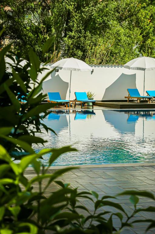 Bazén v ubytování Atrium Deluxe Resort nebo v jeho okolí