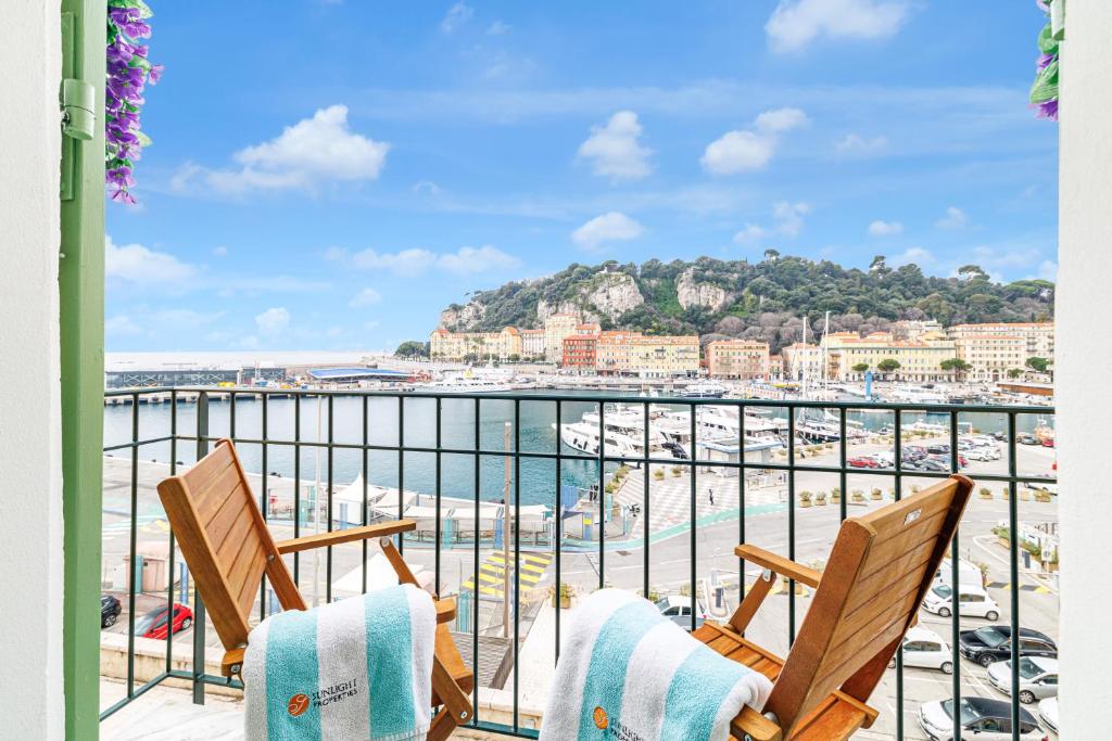 d'un balcon avec deux chaises et une vue sur la plage. dans l'établissement Sunlight Properties - Archibald - Nice Port area, 2 Bedrooms, stunning holiday rental apartment with balcony & parking, à Nice