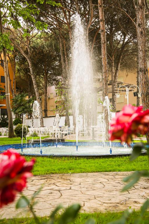 Bazén v ubytování Atrium Deluxe Resort nebo v jeho okolí
