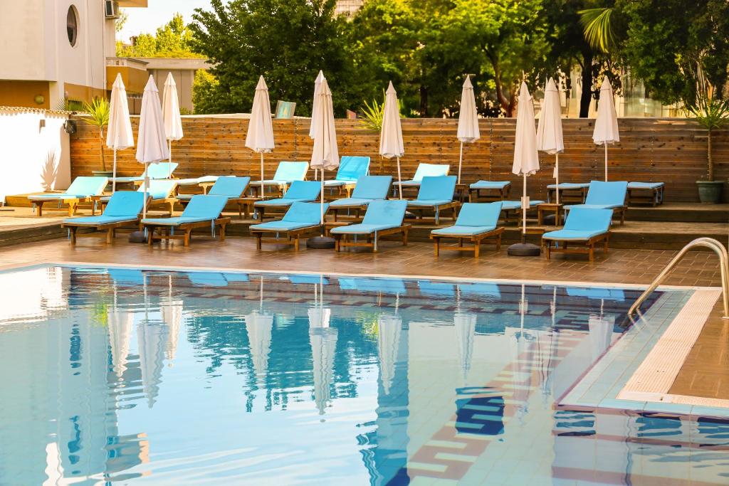 Bazén v ubytování Atrium Deluxe Resort nebo v jeho okolí