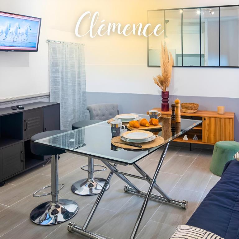 - une salle à manger avec une table en verre dans l'établissement La Clémence - Netflix - Free Parking, à Escales