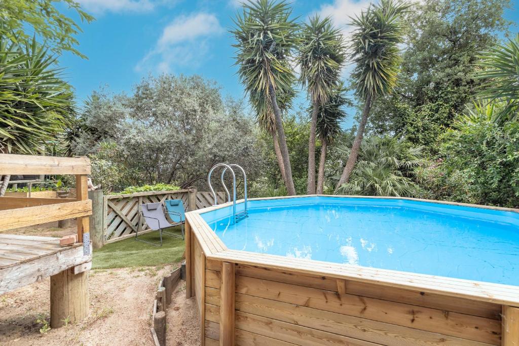 Hồ bơi trong/gần Petite maison de bois