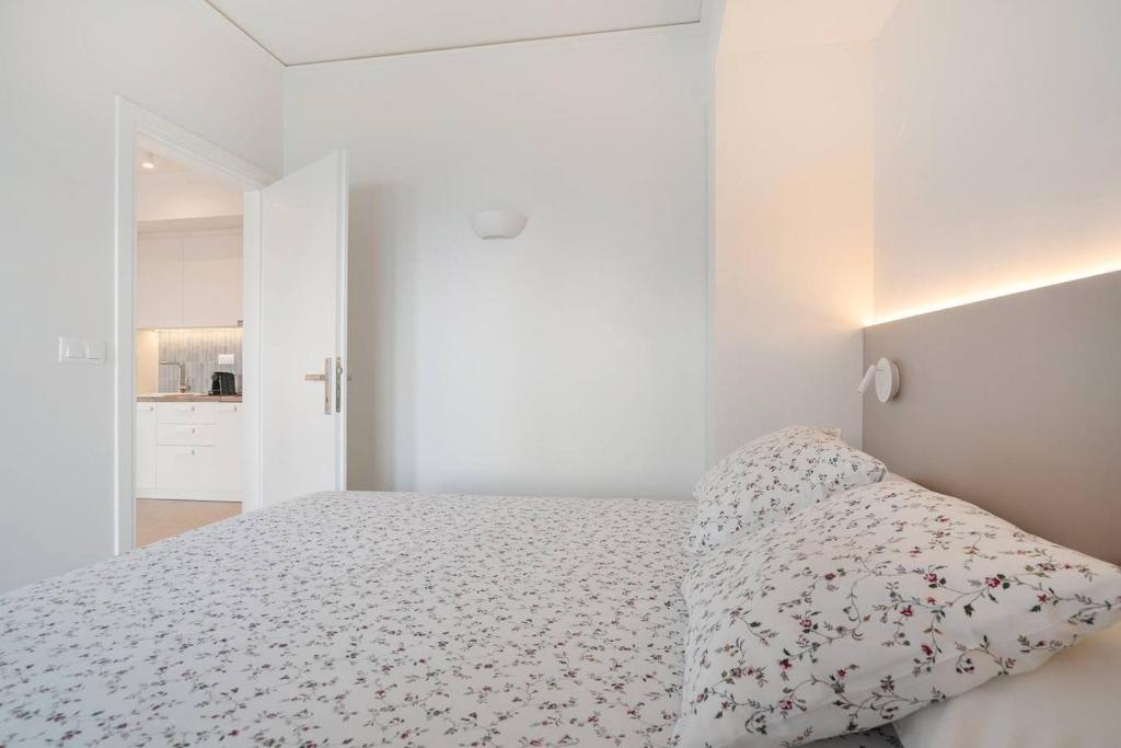 A bed or beds in a room at Myrto Homes Lefkada Agios Nikitas Greece