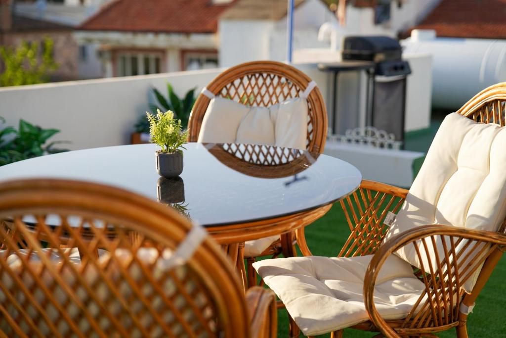 a white table and chairs on a patio with a table and chairs at Teraslı Müstakil Ev in Cunda