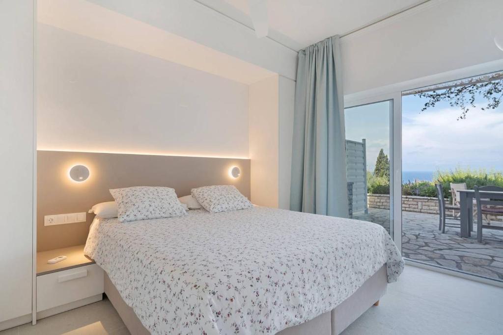 A bed or beds in a room at Myrto Homes Lefkada Agios Nikitas Greece
