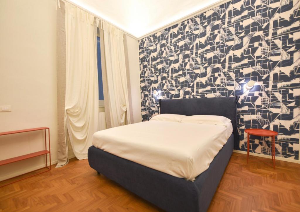 una piccola camera da letto con un letto e una parete di Minerva mini a Bari