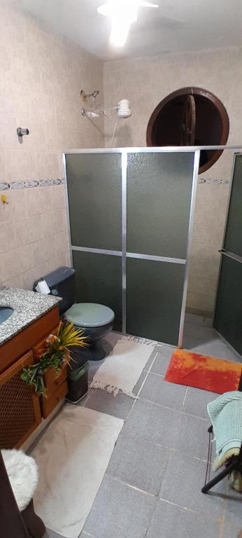 马里卡HOSTEL em Itaipuaçu próximo a praia e terminal da rua 01的带淋浴、马桶和水槽的浴室