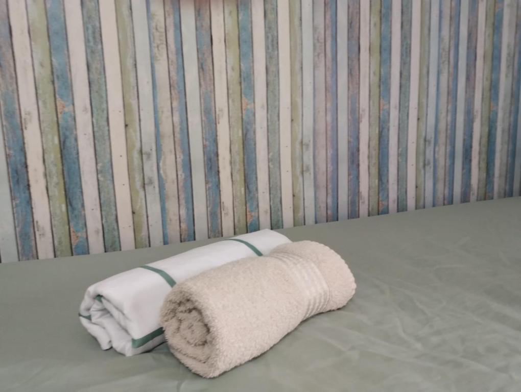 uma toalha no chão de uma sala em CASA a 550 METROS DA SAÍDA DOS PASSEIOS DE BARCO NA PRAIA DOS ANJOS 1 VAGA DE GARAGEM em Arraial do Cabo