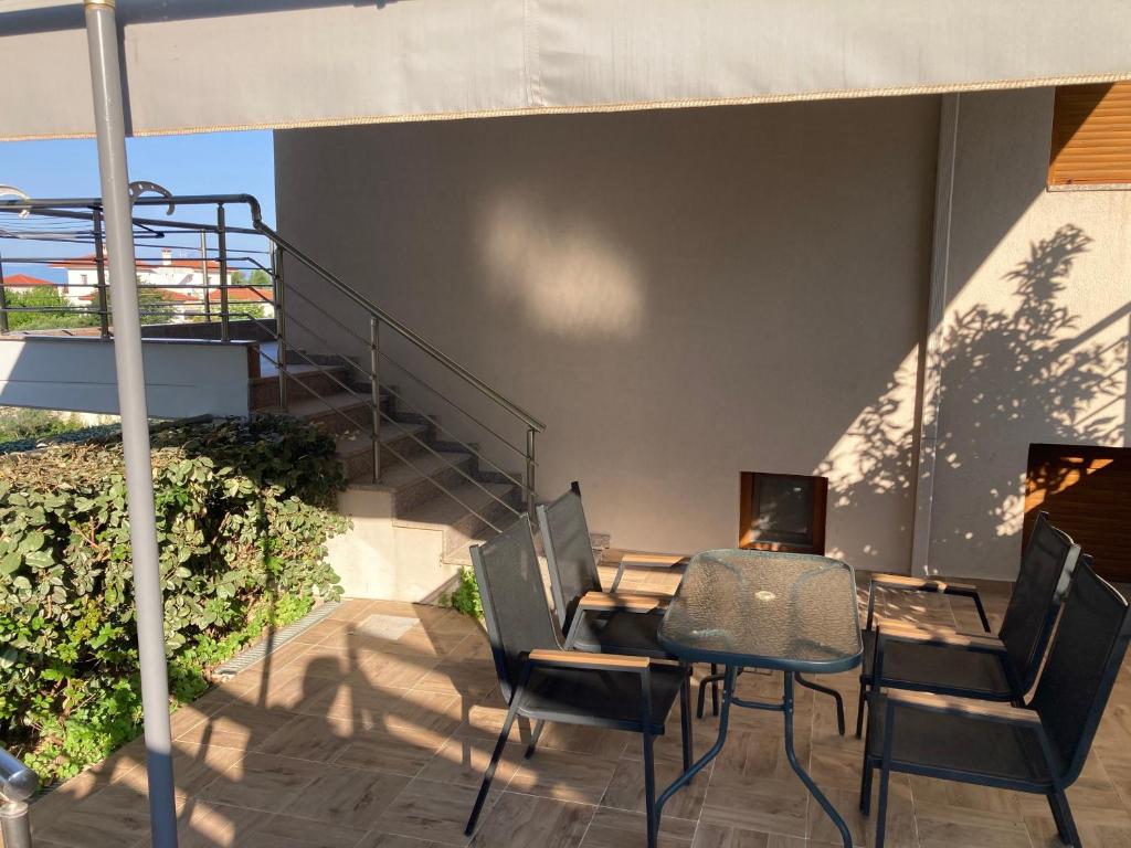 Balkón nebo terasa v ubytování Thealos Rooms