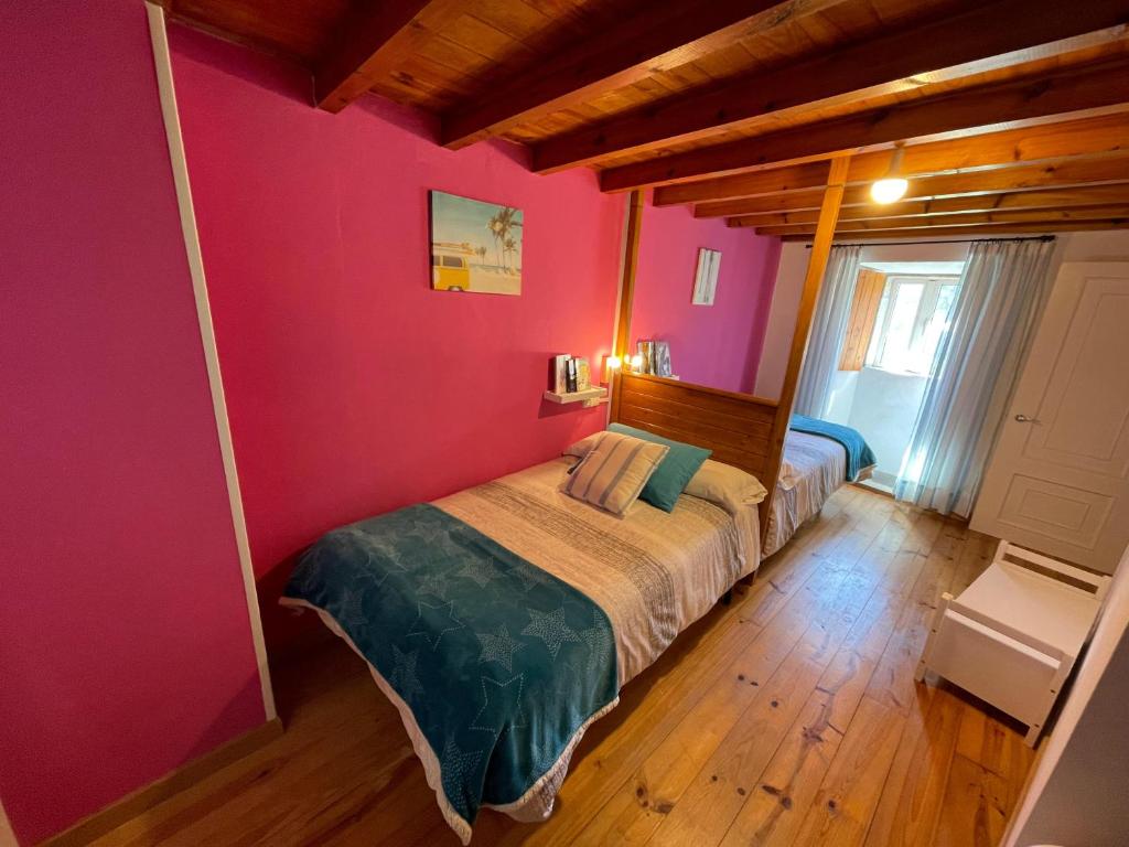 Posteľ alebo postele v izbe v ubytovaní Casa do Cucharro en Playa de Soesto, Laxe