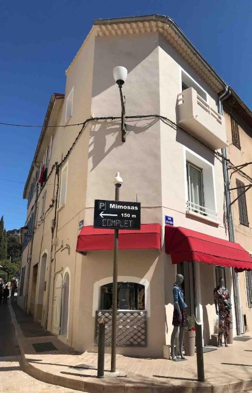 un panneau de rue devant un bâtiment dans l'établissement L'ESCALE DUPLEX, Vue Château, CENTRE VILLAGE, à Cassis