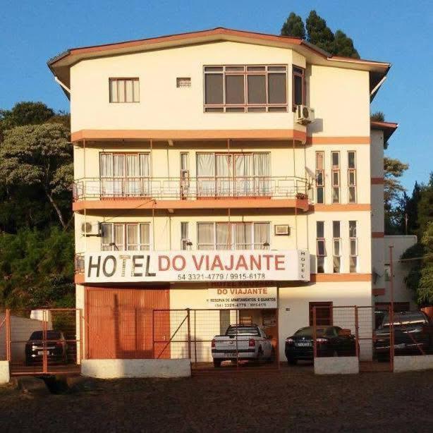 a building with a sign that reads hotel del do variance at Hotel Pousada Do Viajante in Erechim