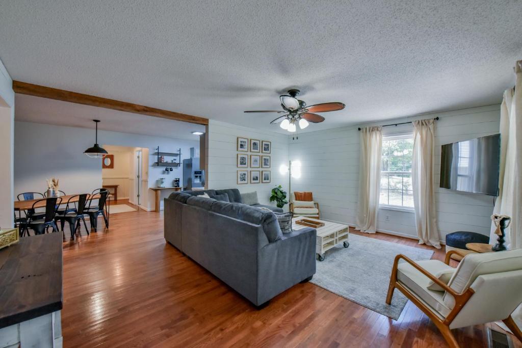 ein Wohnzimmer mit einer Couch und einem Deckenventilator in der Unterkunft Bama Retreat - Sleeps 10, 5 Miles to Game Day Fun in Northport