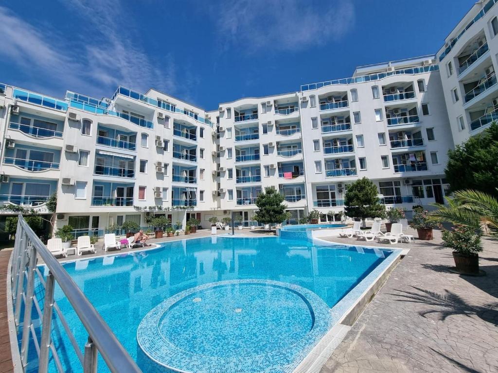 Bazén v ubytování Odisei Large Studio nebo v jeho okolí