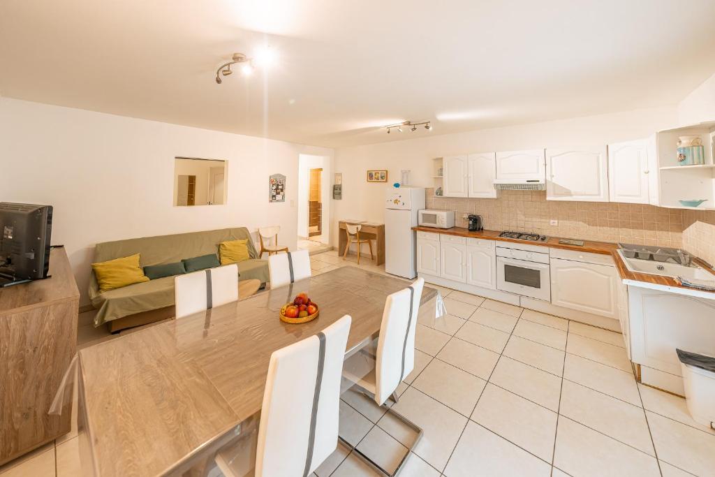 Een keuken of kitchenette bij Gites Le Pressoir