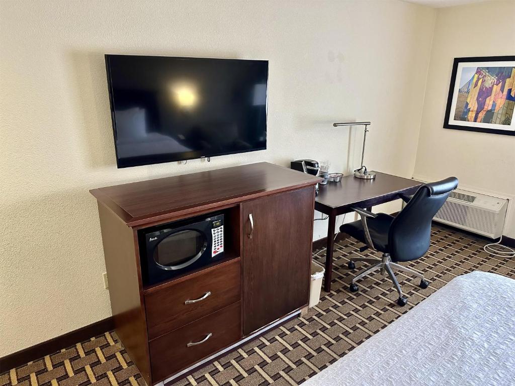 TV a/nebo společenská místnost v ubytování Sonesta Essential Hotels Overland Park